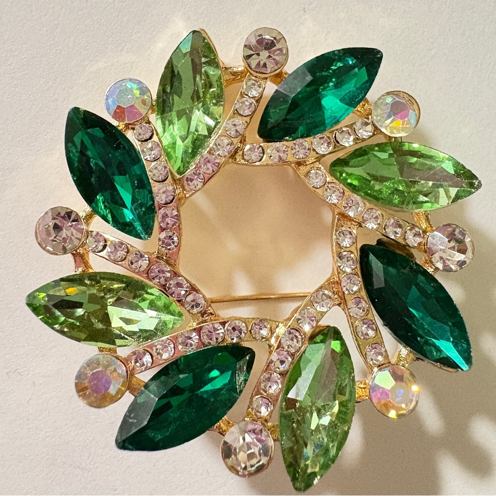 Luxe vintage Emerald color and Gold tone Crystal Brooch